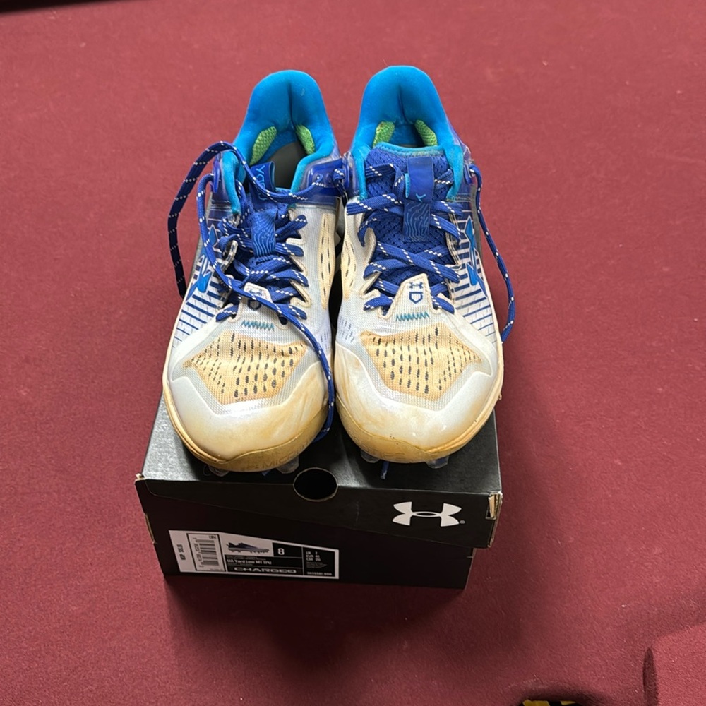 Sz 8 Unswr Armour Baseball Cleats